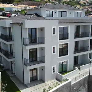 Dona I At Botanical Garden Apartment